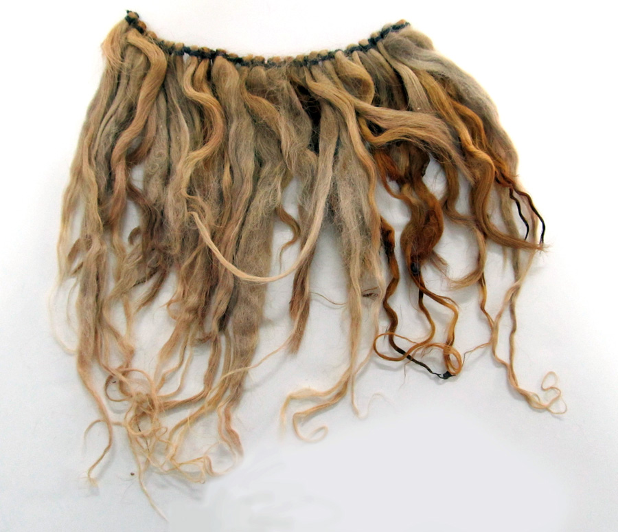 Faldellín de vellones torcidos. Fibra de camélido y vegetal. Topater, río Loa Medio, 400 a.C. – 100 d.C. 26 x 17 cm, Museo Corporación de Cultura y Turismo de Calama, N°677.