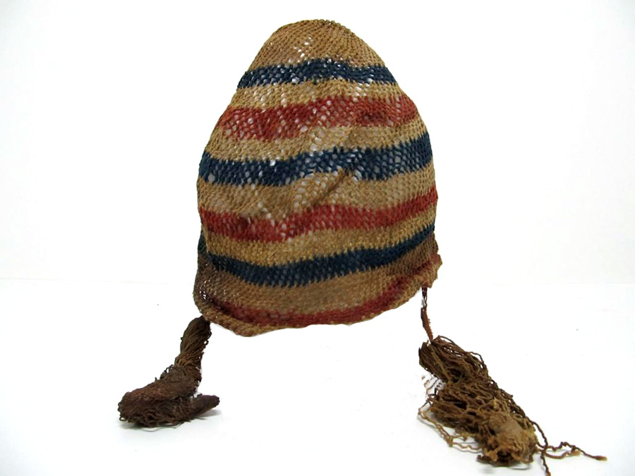 Gorro tubular tricolor. Tejido anillado, fibra de camélido. Topater, río Loa Medio, 400 a.C. – 100 d.C. 30 x 13 cm, Museo Corporación de Cultura y Turismo de Calama, N°428.