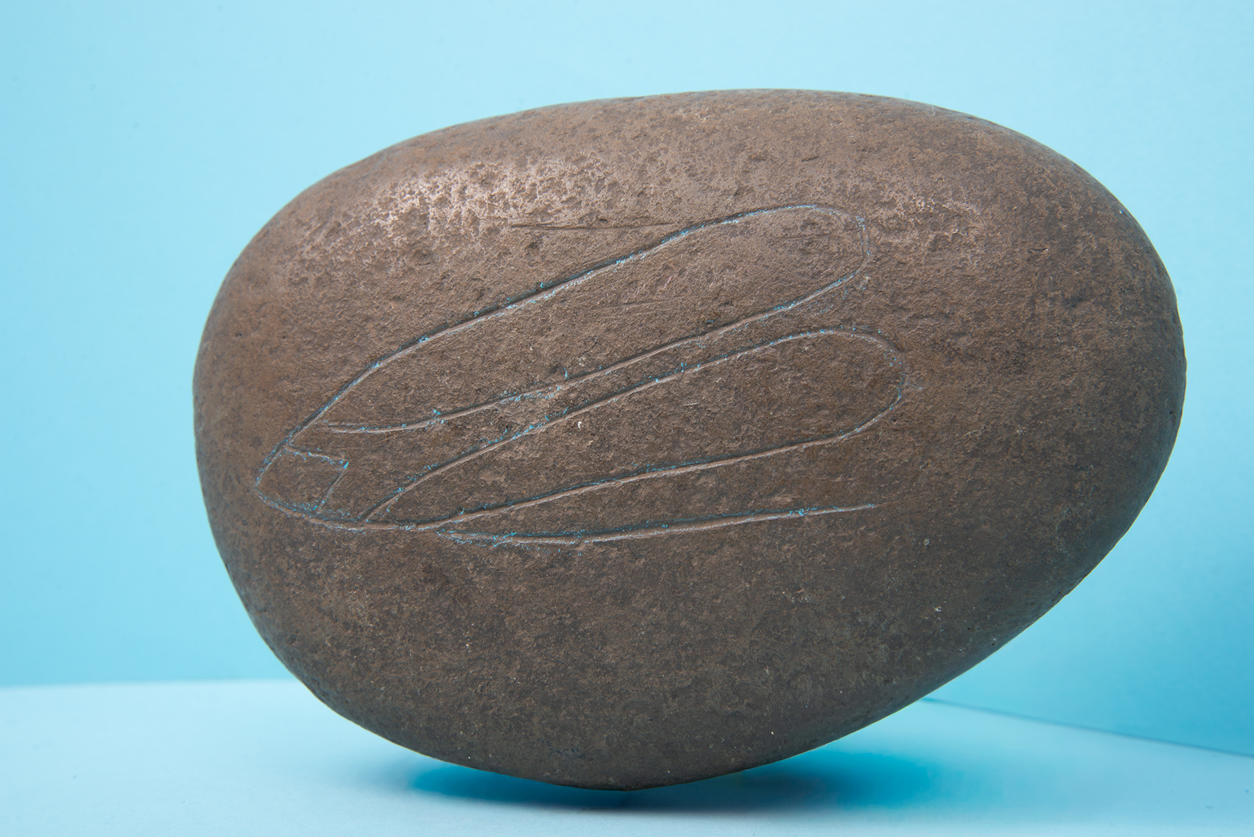 Polished stone with engraved vulva. Stone. Ŋaru'a hai komari. Unknown artist | Rapanui, before 1800. MCHAP, 1414. Photograph by Justine Graham.