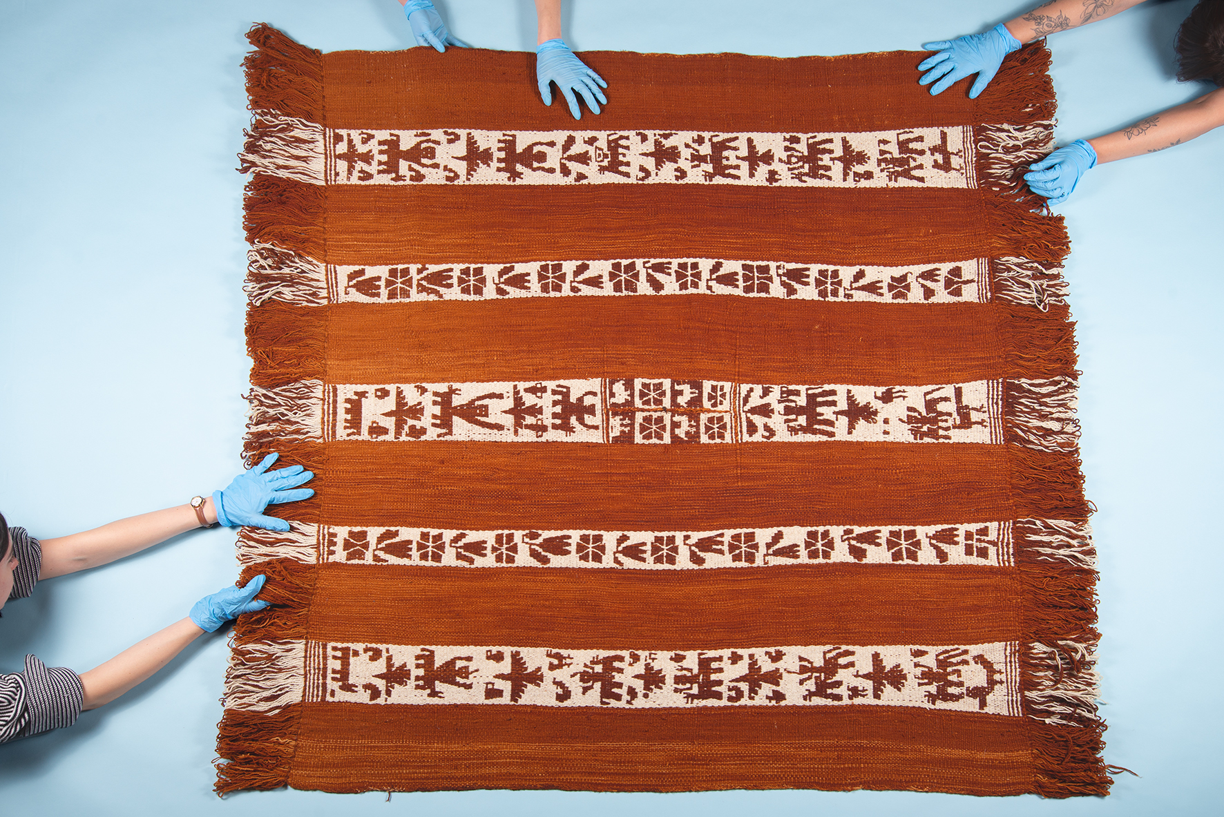 Men's garment. Sheep's wool. Makuñ. Sara Lincolao | Mapuche, 1980. MCHAP, 3699. Photograph by Justine Graham.