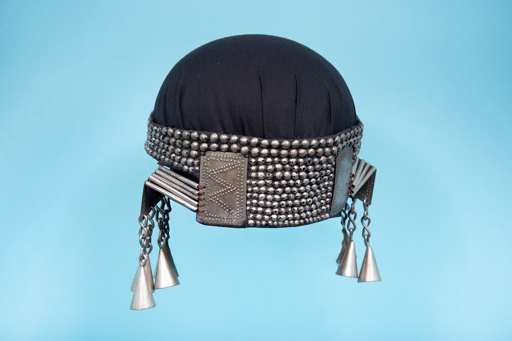Headband–headdress. Silver, cotton. Painel. Unknown artist | Mapuche, 1900–1950. MCHAP, MAS sn 30. Photograph by Justine Graham.