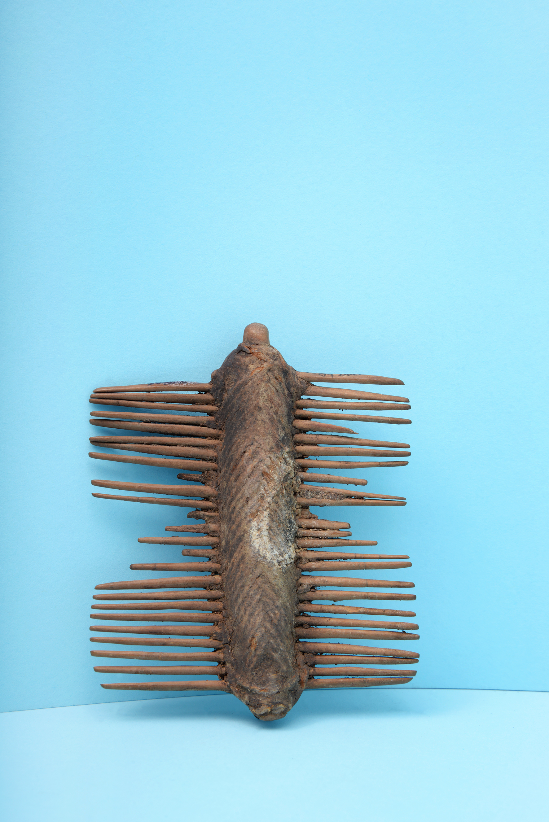 Comb. Wood, plant fiber. Unknown artist | Atacameño/Lickanantay, 900–1470. MCHAP, 5022. Photograph by Justine Graham.