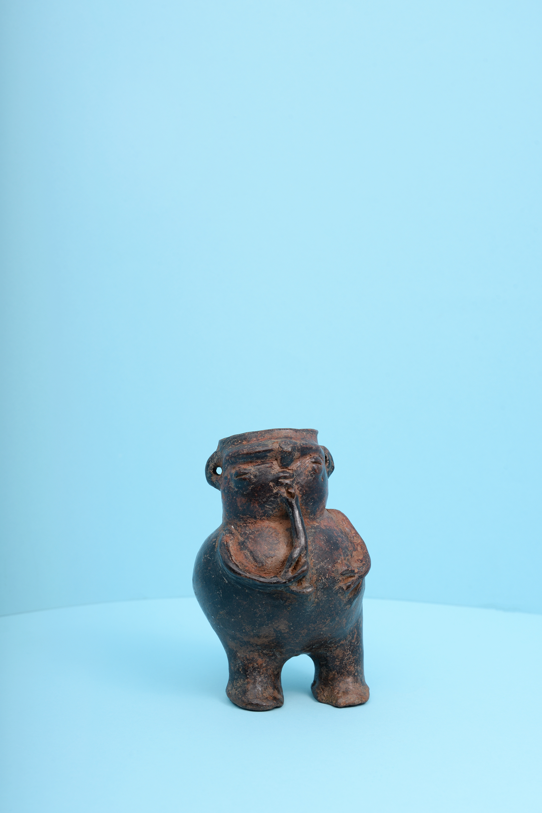 Vessel in the shape of a musician. Ceramic. Pifüllkatufe Metawe. Unknown artist | Mapuche, 350–1050. MNHN, 30770. Photograph by Justine Graham.