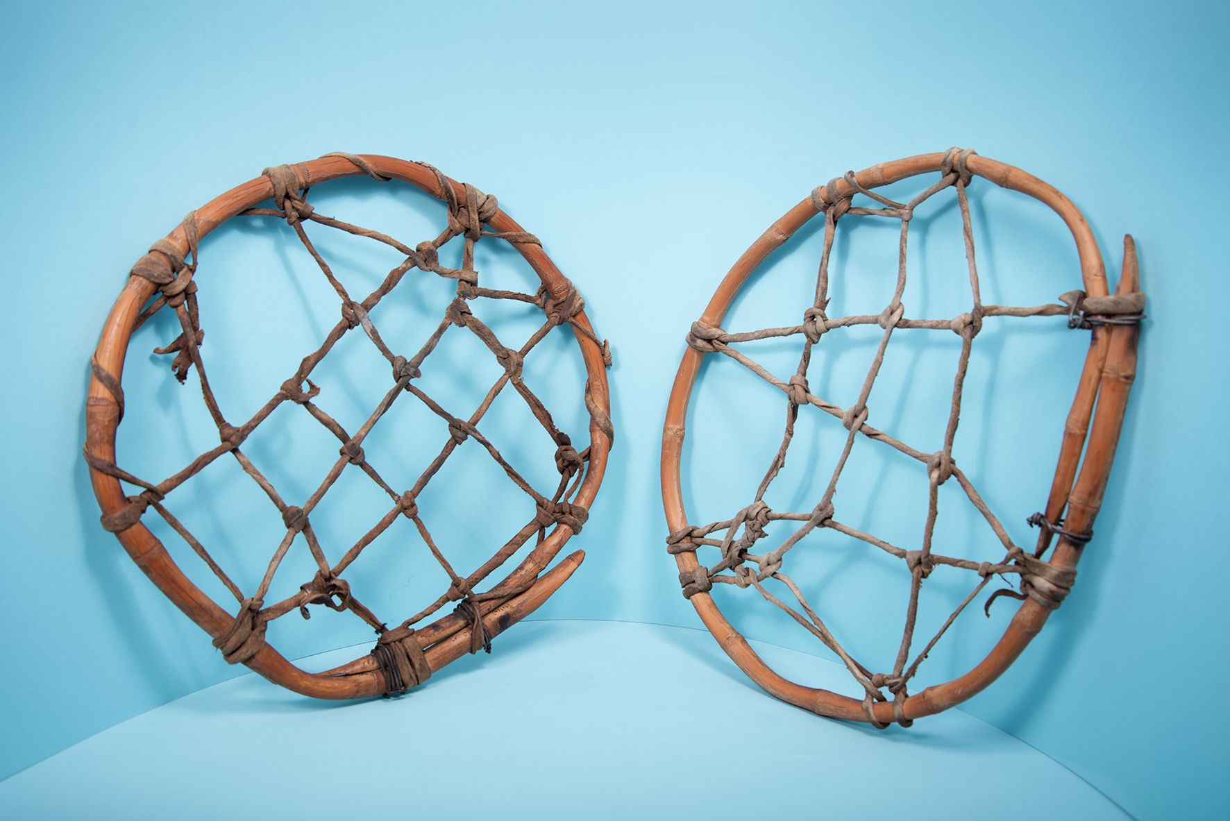 Zapatos para nieve. Madera, cuero. Artista desconocido. Mawllu. Mapuche | 1900-2000 dc. MCHAP, 1961 a y b
