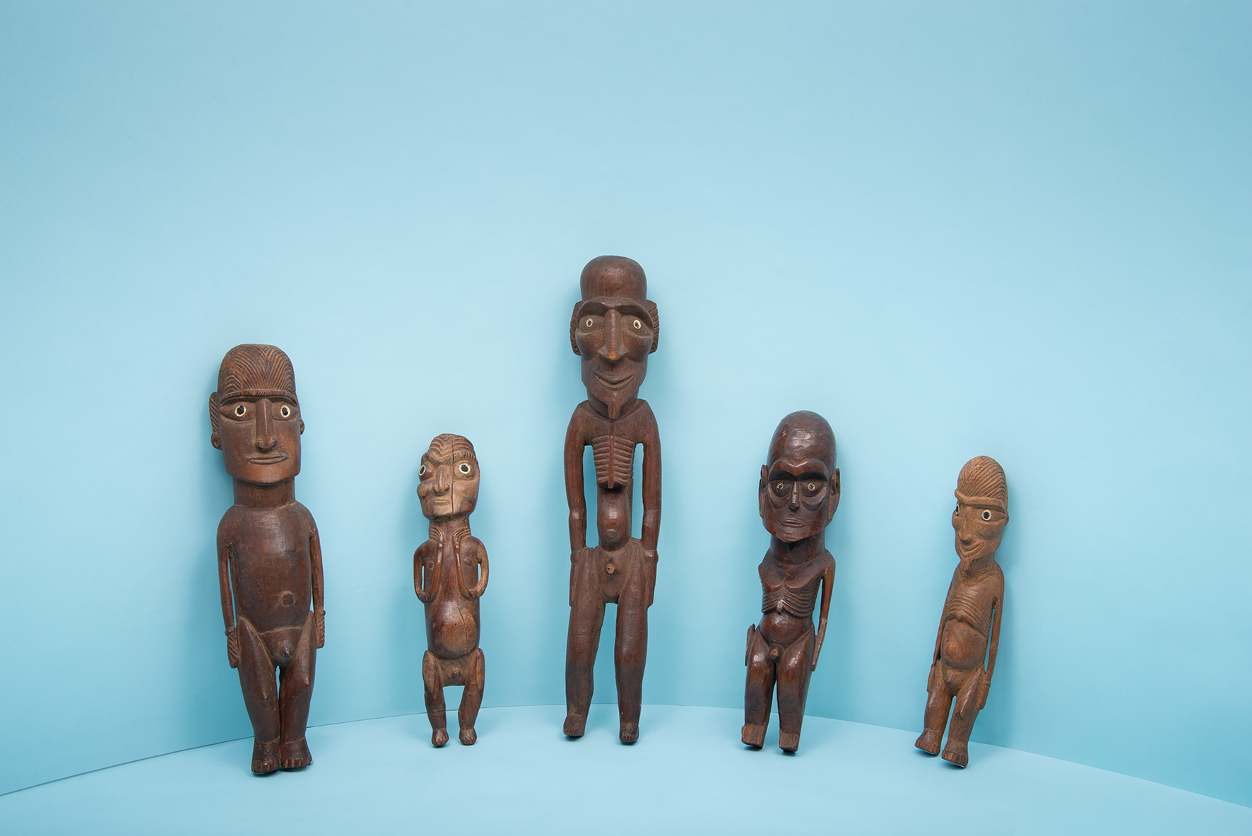 Esculturas antropomorfas. Madera, hueso, obsidiana. Artista desconocido. Mōai taŋata y kava kava. MChAP 3657 + MHNV 3 + MHNV 5 + FONCK 1831 + MHNV 27