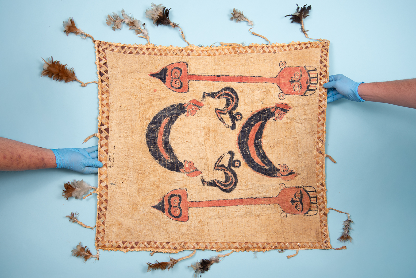 Bandera con figura de reimiro. Fibra vegetal, plumas. Artista desconocido. He Reva Reimiro. Rapanui | Previo a 1947 d c. MHNV, 197