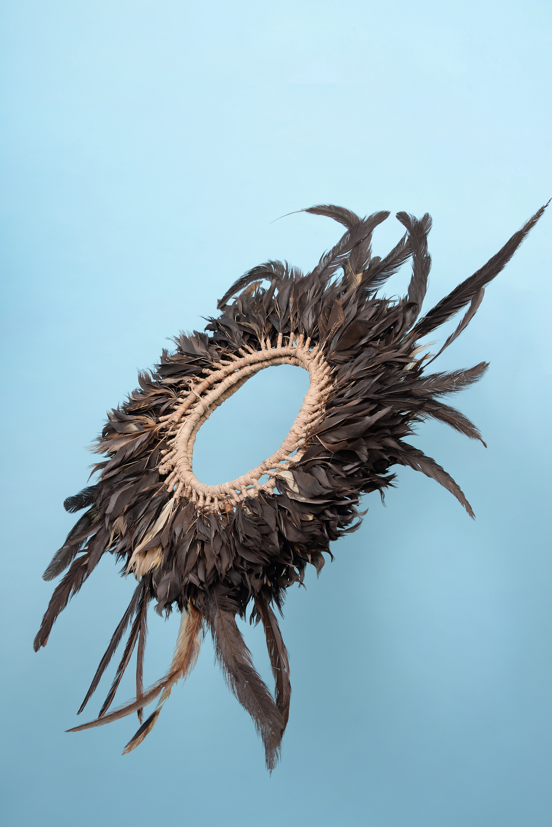 Diadema. Fibra vegetal, plumas de gallo. Artista desconocido. Hei huruhuru. Rapanui | Previo a 1926 d c. MHNV, 231