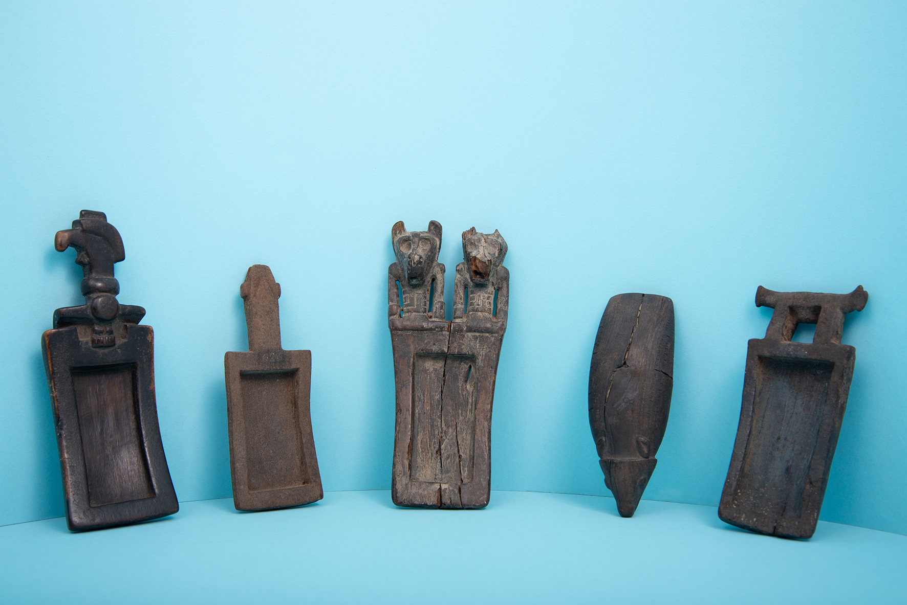 Tabletas zoomorfas. Madera. Artista desconocido. Atacameño/Lickanantay | 700-1100 dc. MNHN 1999.1.195 + 1999.1.190 + 2012.1.8 + 14974 + 8584