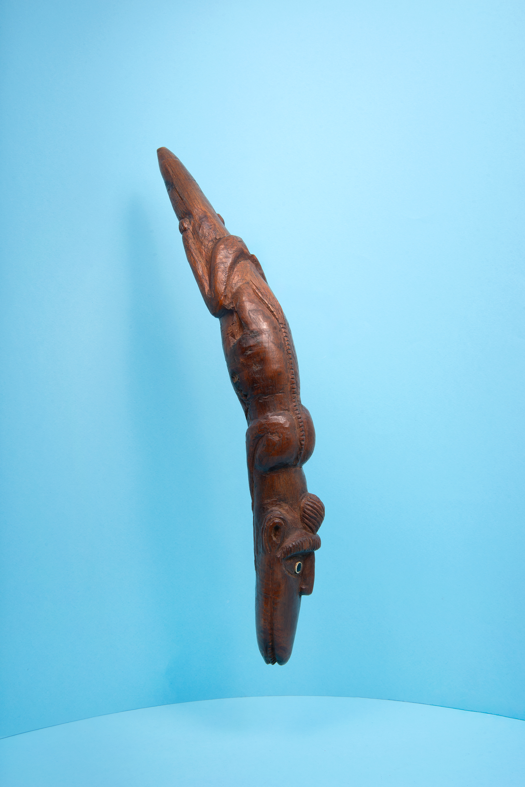 Escultura zoomorfa. Madera, hueso, obsidiana. Artista desconocido. Moko. Rapanui | Previo a 1995 d c.MNHN, 2006.3.24