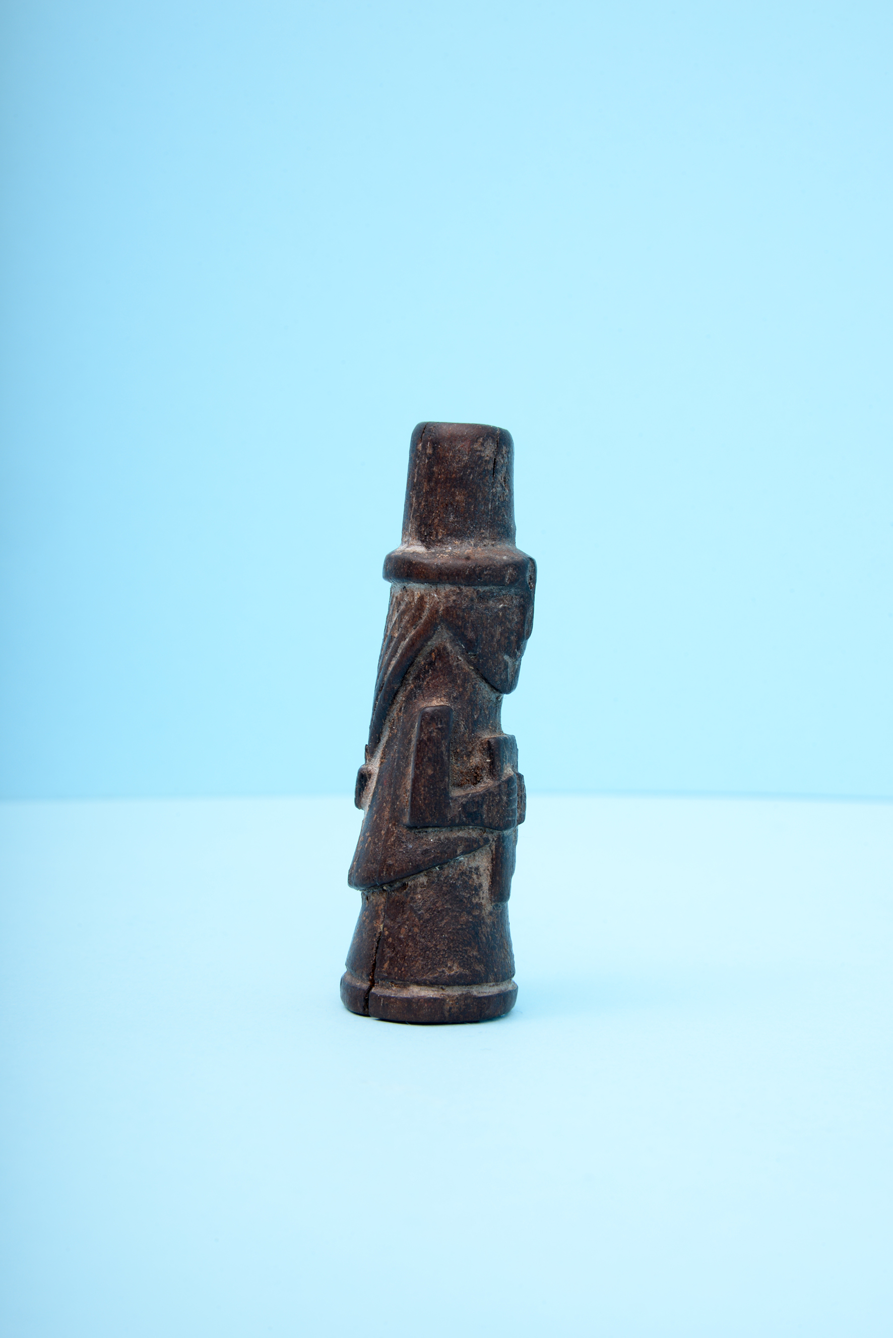 Boquilla de tubo inhalatorio con figura de músico. Madera. Artista desconocido. Atacameño/Lickanantay | 700-1100 d c. MCHAP, 5652